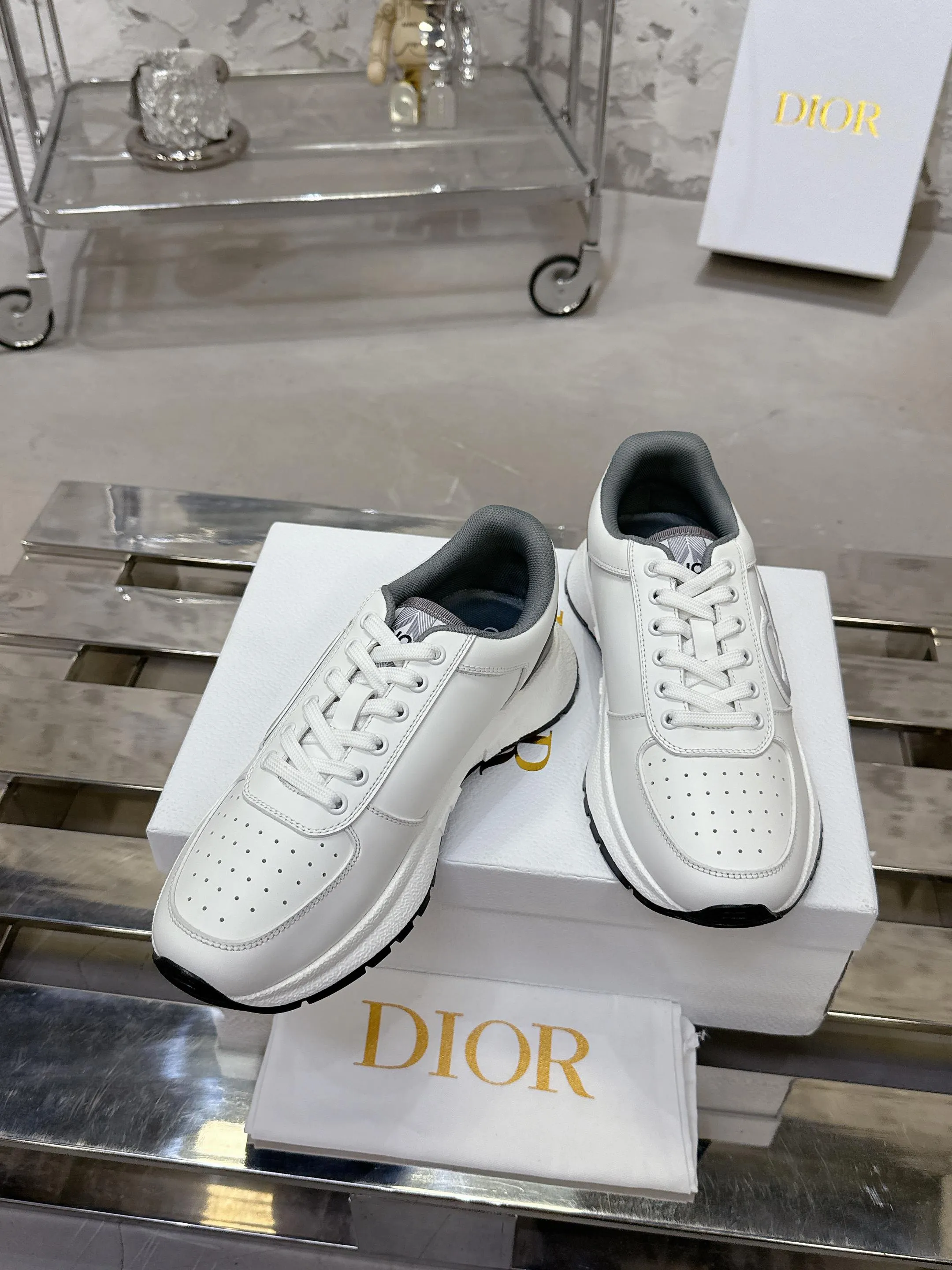Factory price 680💰 Top version! ! ! Dior Dior's latest Run'n'Dior series, couple's thick-soled casual sneakers, originally purchased, developed and manufactured. This Run'n'Dior reinterprets sports style with an elegant and fashionable shape. The upper is crafted from white mesh fabric and features the Christian Dior Paris signature on the laces and heel. The exquisite two-color sole is light and soft, which can add a high-end temperament to all kinds of casual looks. Exquisite packaging at the delivery counter 🛍📦 ▪️Fabric: Original customized imported first-layer cowhide ▪️Inner lining: Imported original lining ▪️Sole: Original molded non-slip TPU material ▪️Size: Women's 35-41 / Men's 39-46 (Female 40 41 / Men's 38.45.46 customized)
